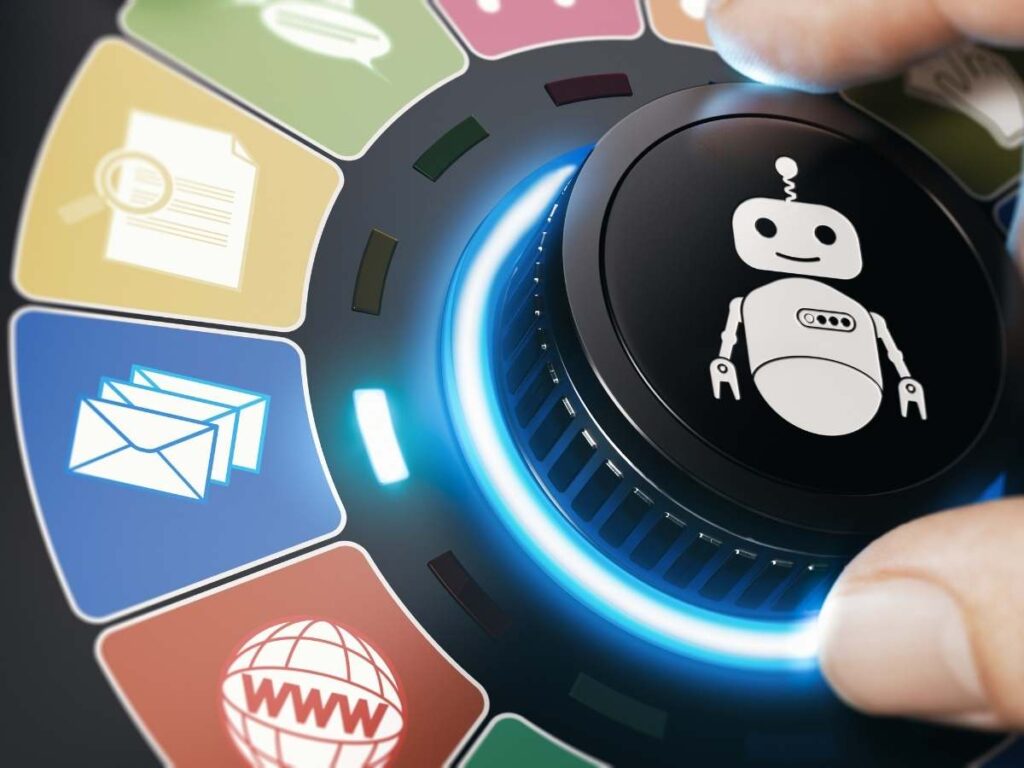 Persona sostiene un botón con la imagen de un robot en él.